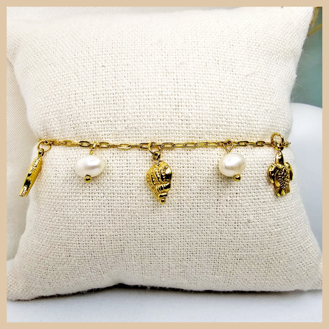 Elegant Fray gold-plated pearl bracelet styled as a bridal gift, symbolizing love, purity, and refined taste for special wedding moments.