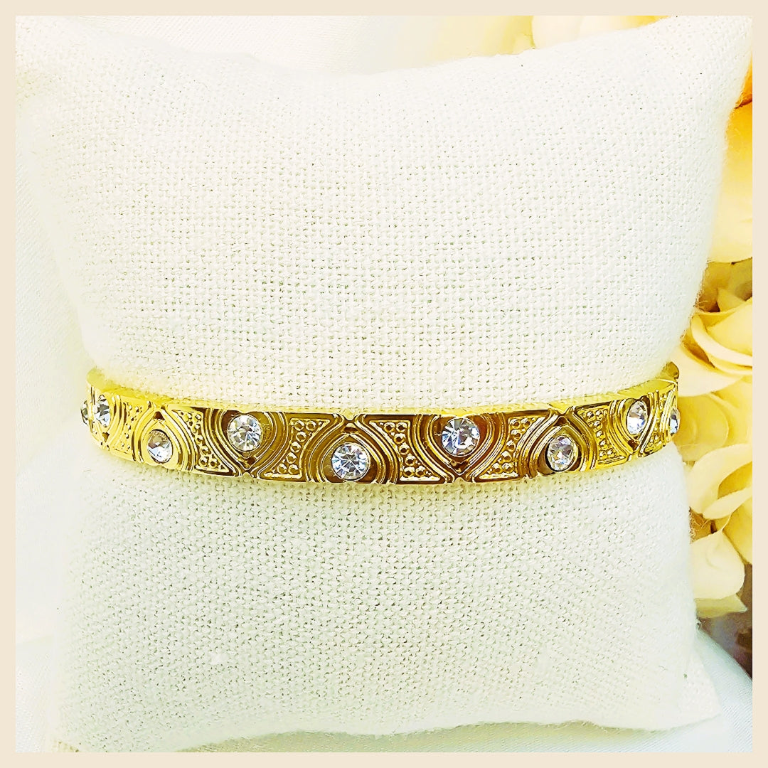 Engraved flower bangle set in 18K gold plating, ideal for anniversaries or weddings with a timeless and graceful appeal.

