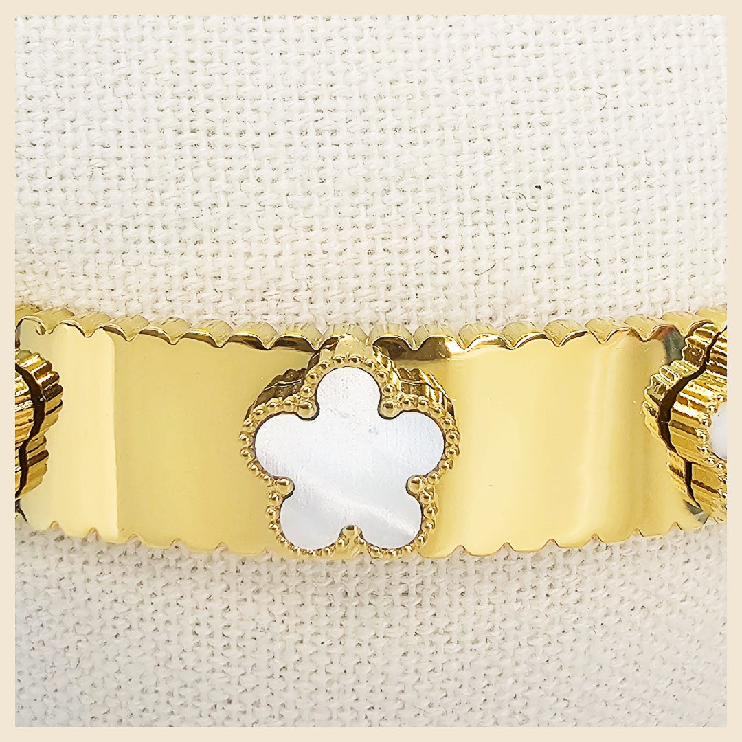 Exclusive 18K gold-plated stainless steel openable crystal bracelet for women, a refined luxury piece that feels special from the first wear.