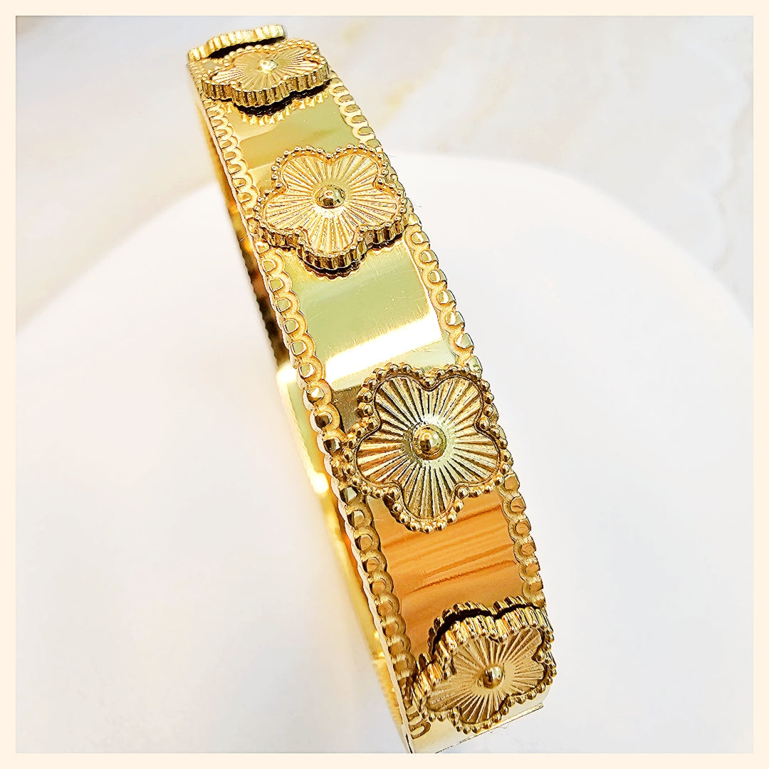 Exclusive Kate clover bangle in 18K gold-plated style, created for women in the UAE who value elegance, trust, and a polished luxury look.
