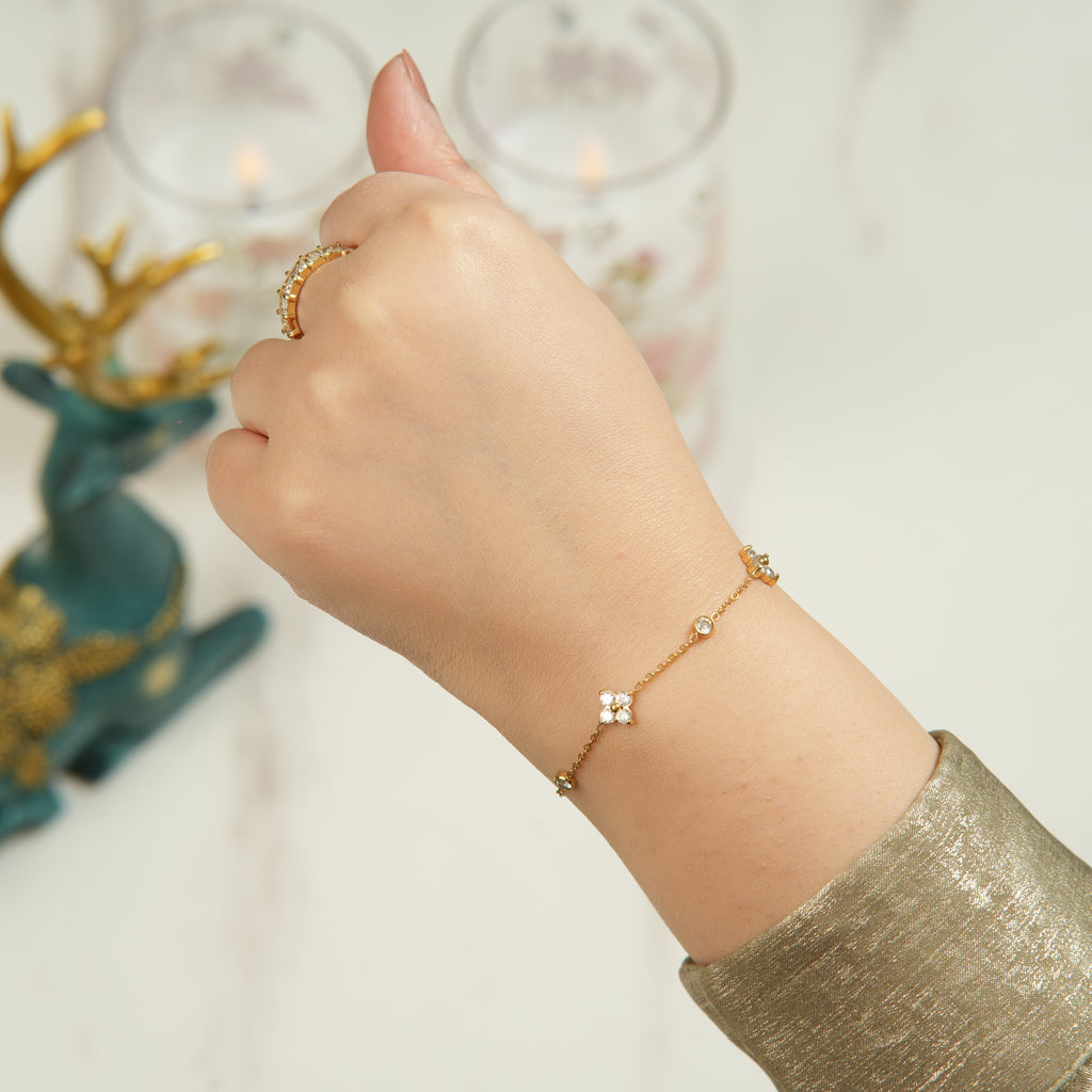 Fola clover bracelet in 18K gold-plated stainless steel with an openable crystal design, a refined luxury piece for women who want elegant sparkle in the UAE.