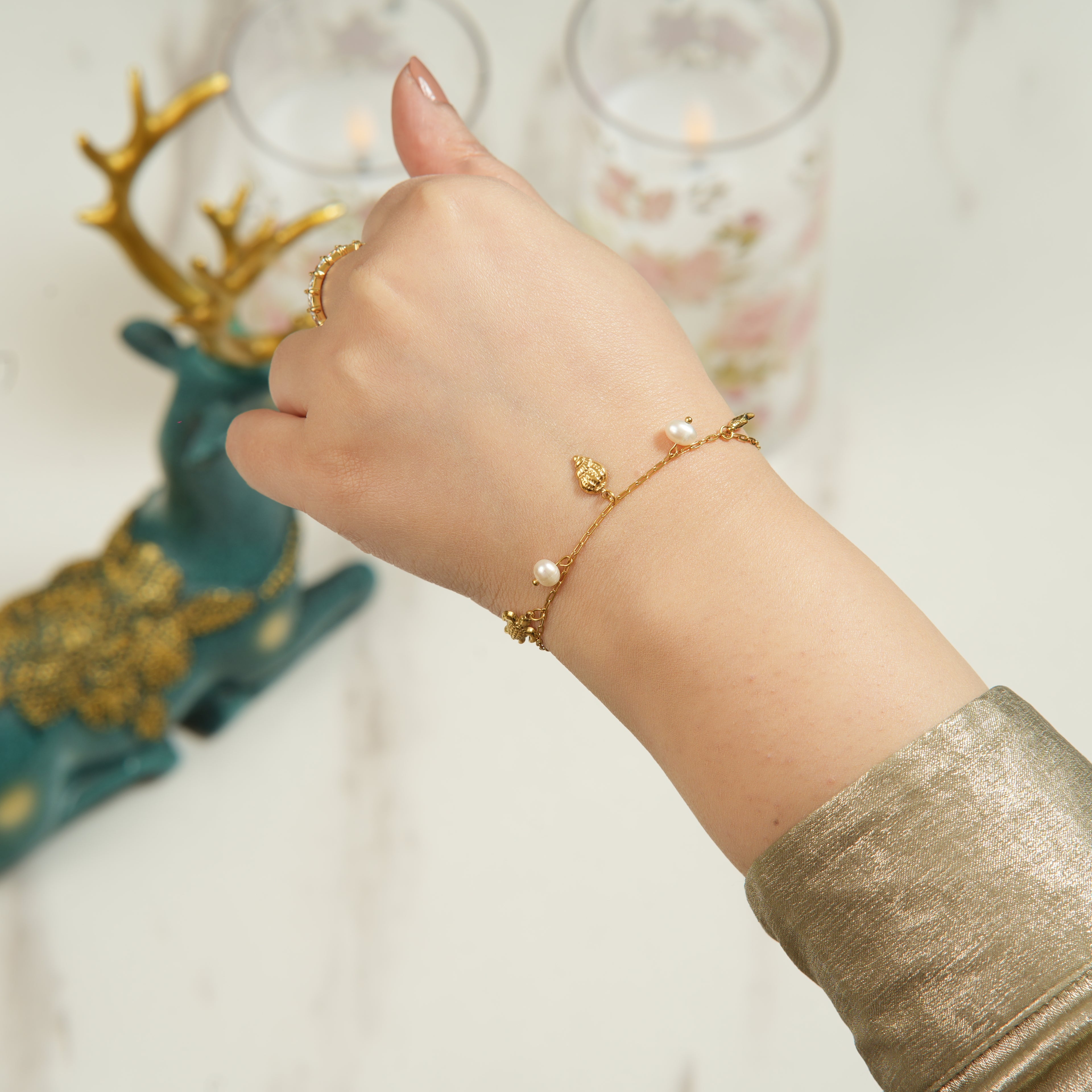 Fray gold-plated pearl bracelet for women with an adjustable slider, a graceful everyday luxury piece that adds soft elegance and feminine charm.