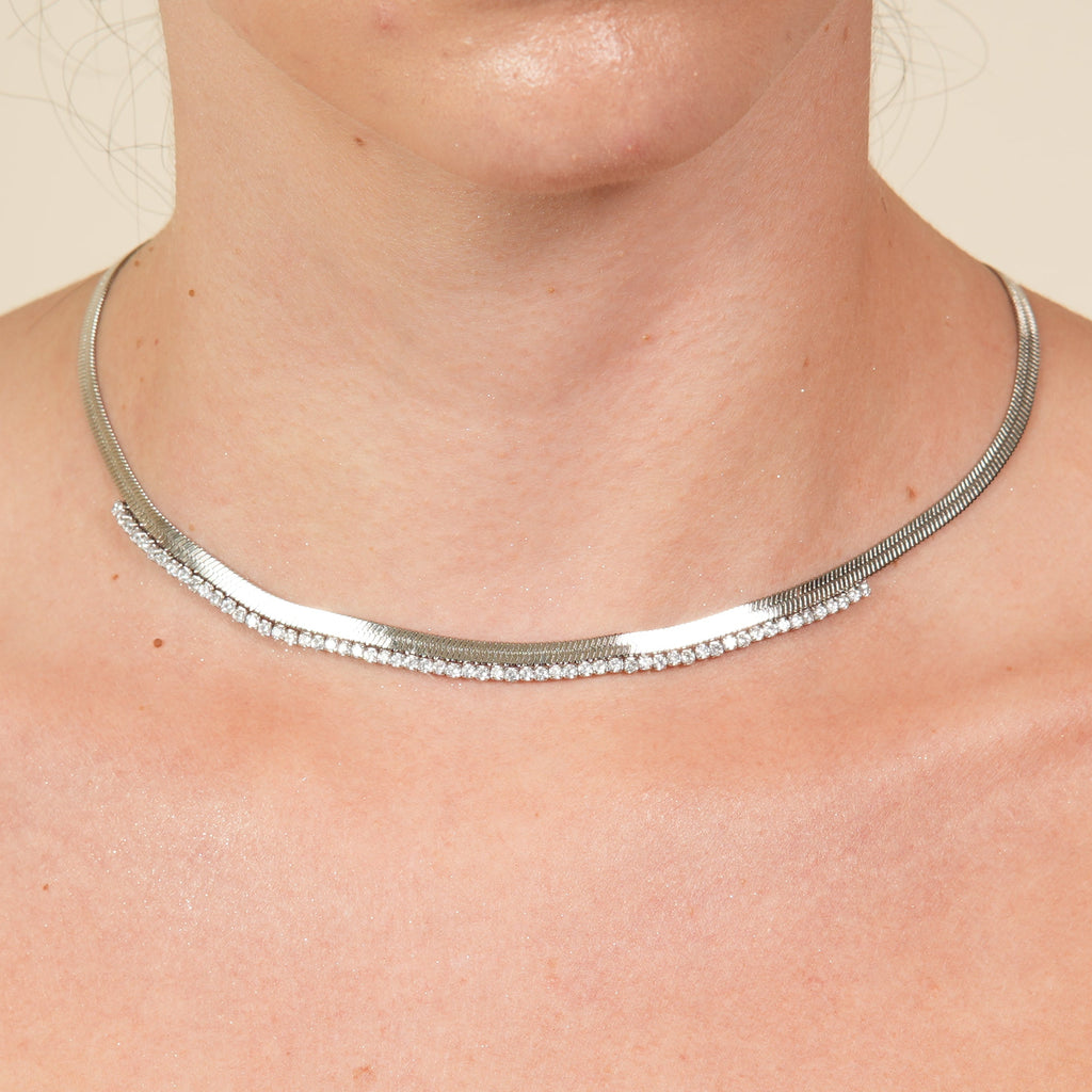 Ivyz zircon snake necklace in 18K gold-plated style, a dainty women’s charm piece that adds bold elegance and confident luxury to UAE fashion looks.