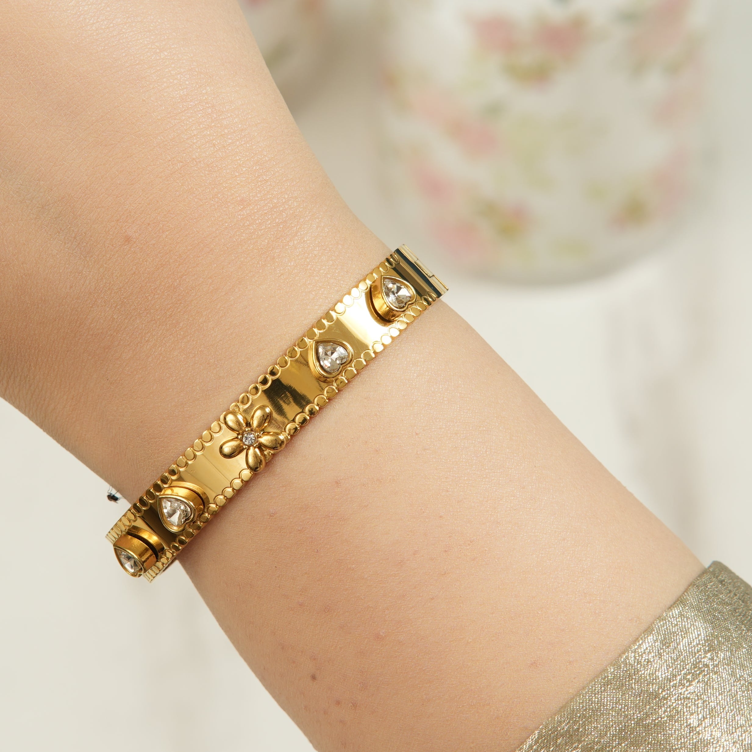 Jena flower zircon 18K gold bangle crafted for women in the UAE, combining delicate floral design with refined sparkle for elegant luxury wear.