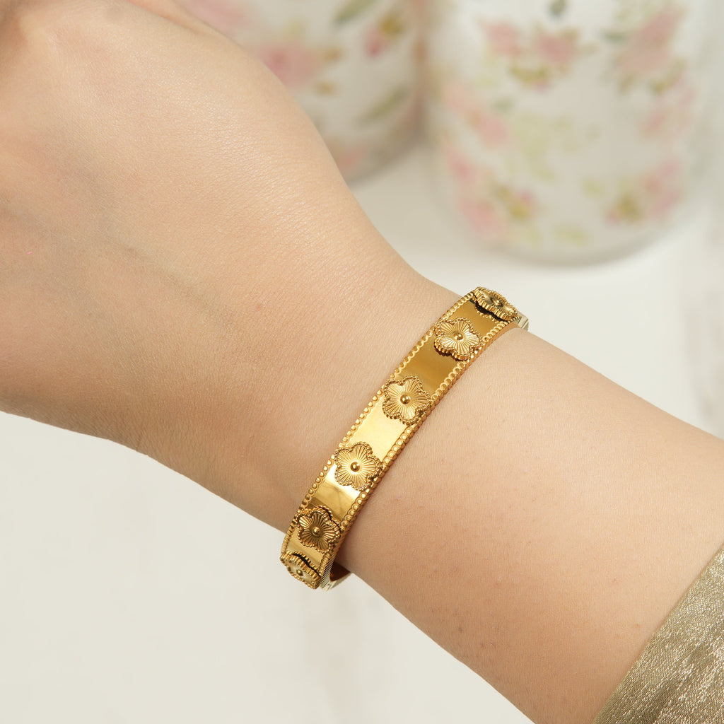 Kate clover crystal bracelet in 18K gold-plated stainless steel, designed with an openable fit for women seeking trusted quality and graceful sparkle.