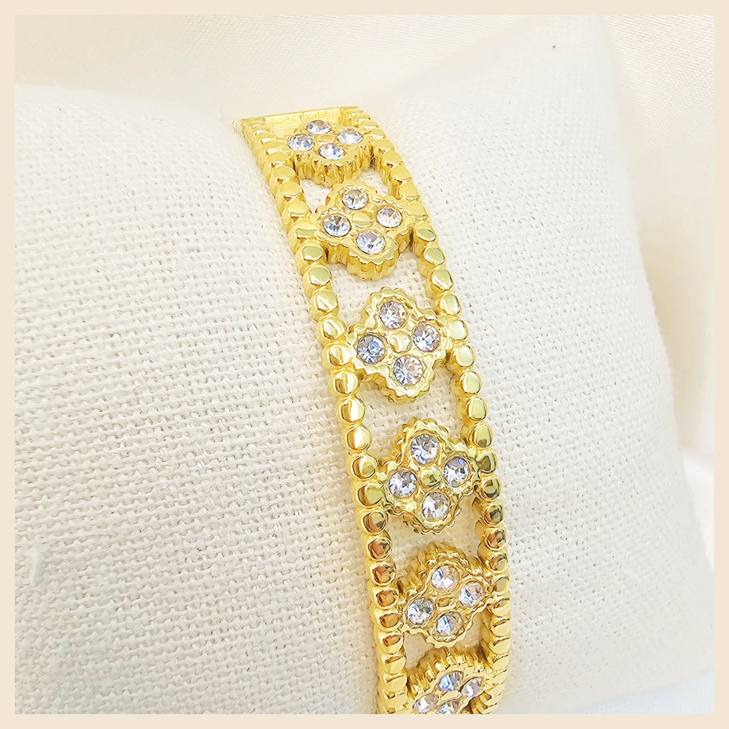 Leja 18K gold-plated stainless steel bangle bracelet with zircon crystals, offering a secure openable fit and a luxurious sparkle for UAE women.