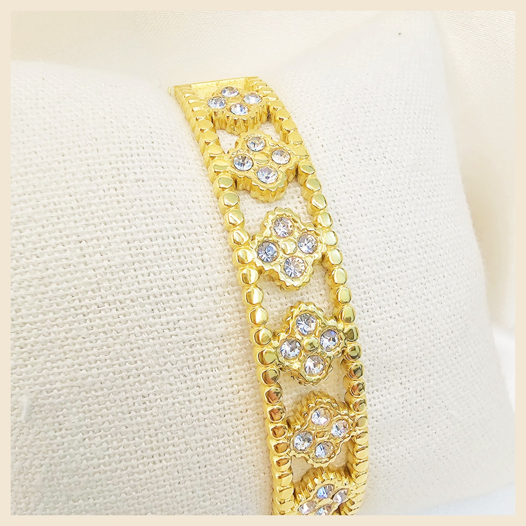 Leja 18K gold-plated stainless steel bangle bracelet with zircon crystals, offering a secure openable fit and a luxurious sparkle for UAE women.