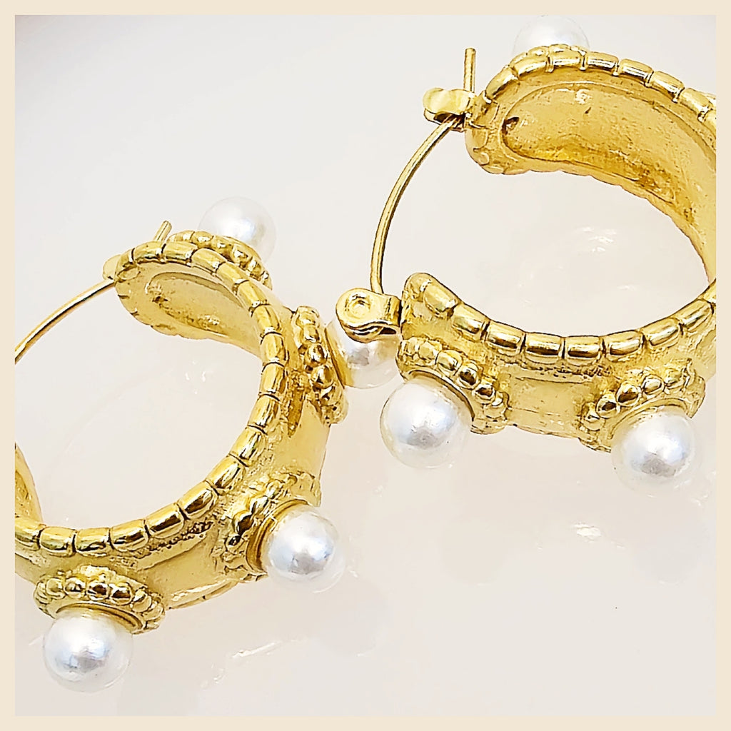 Lisa large pearl hoop earrings for women in an elegant twisted style, a refined choice for shoppers seeking timeless beauty with a modern luxury touch.