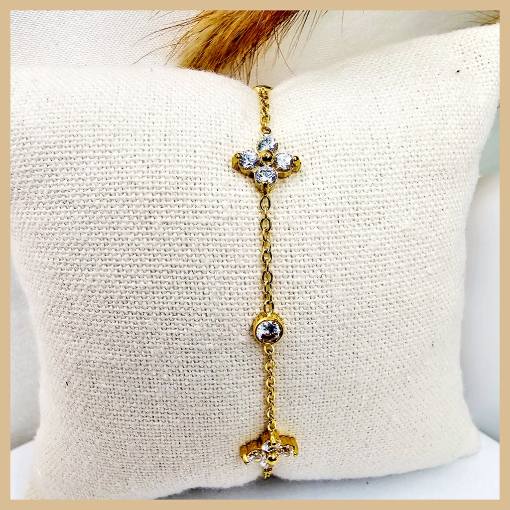 Luxury Fola clover bracelet in stainless steel with crystal accents, designed to bring confident shine and premium elegance to daily and occasion wear.