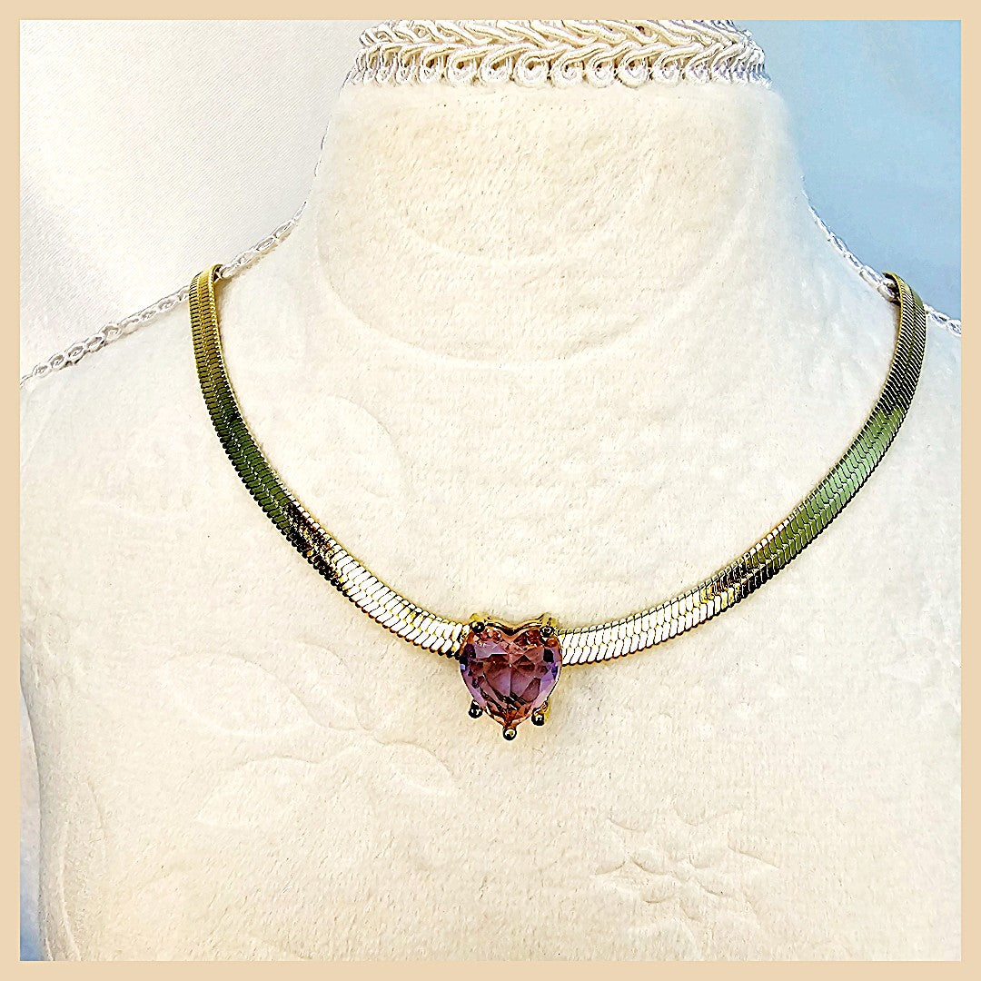 Luxury Gizi Shine High smile pendant necklace with diamond-inlaid sparkle, crafted to elevate outfits with a bright, elegant statement.