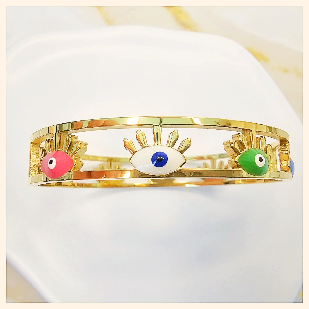 Luxury gold eye charm bracelet designed for daily wear, adding confidence and effortless sophistication to any outfit.