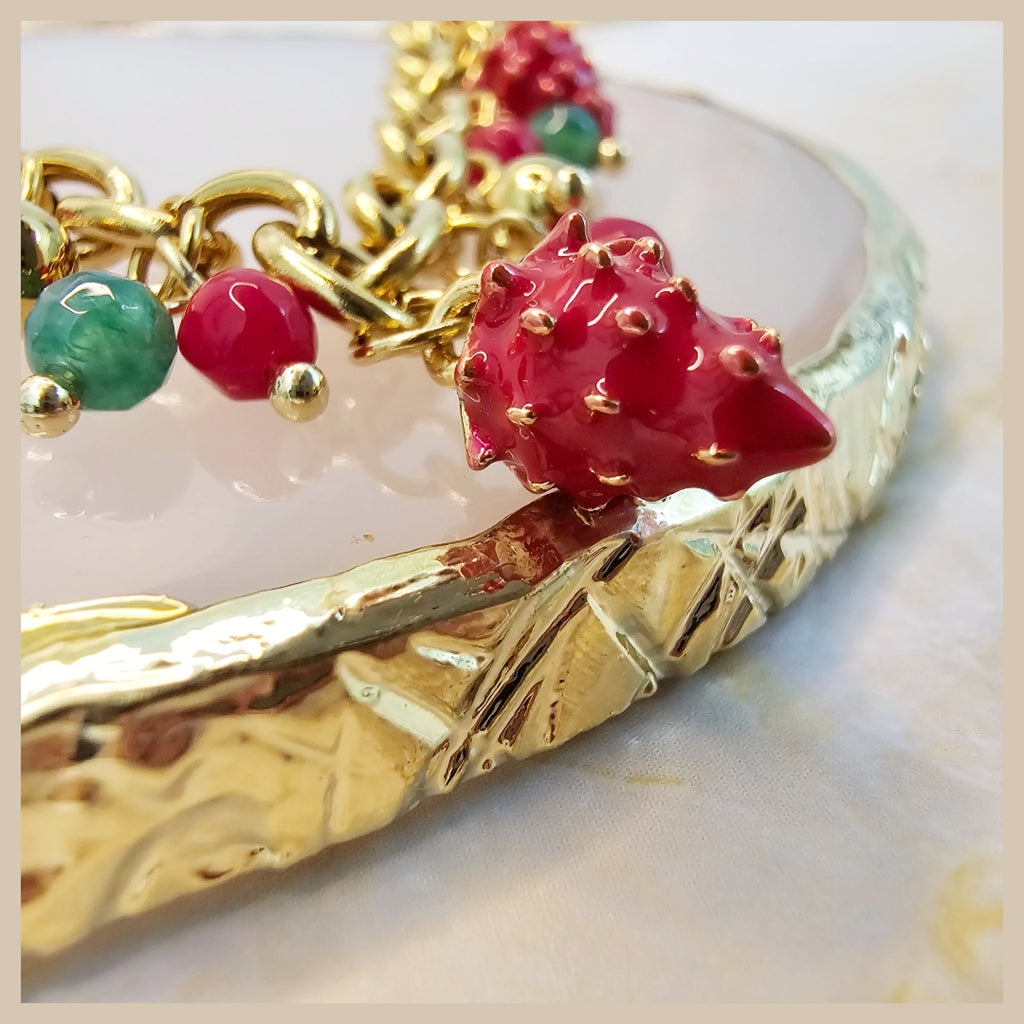 Sophisticated summer pendant necklace in gold plating designed for Dubai women who value exclusivity and graceful daily styling.