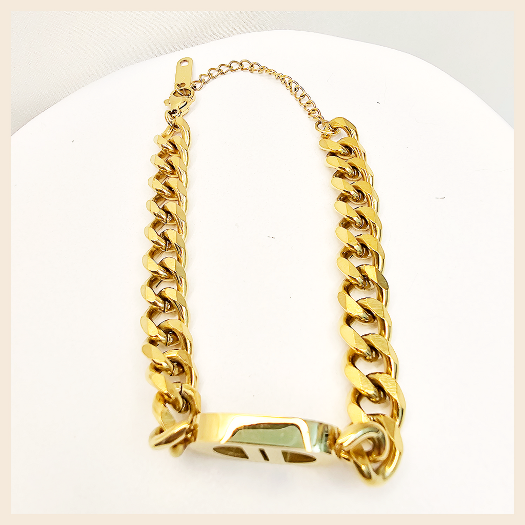 Modern Aida twist chain bracelet in stainless steel, ideal for daily luxury wear with a minimal silhouette that looks effortlessly expensive.