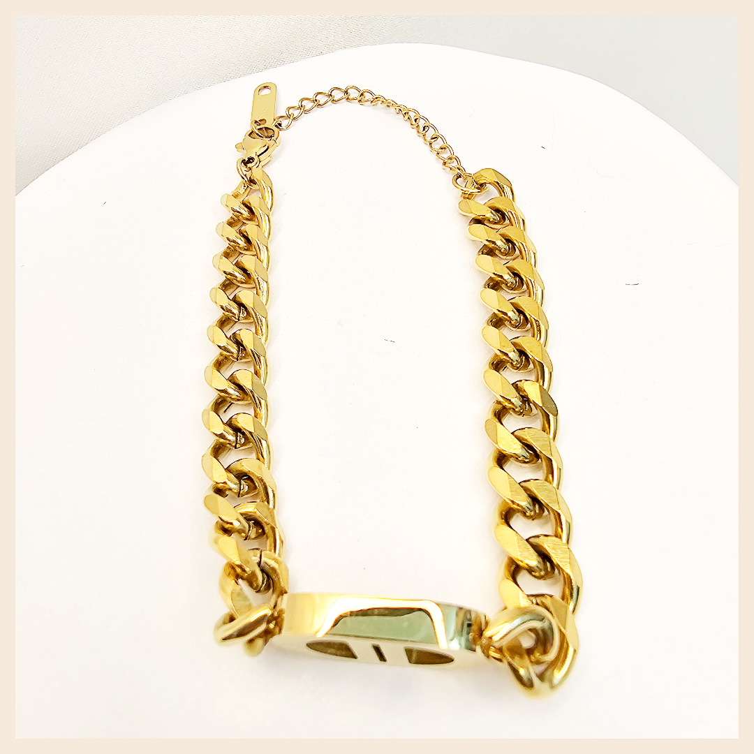 Modern Aida twist chain bracelet in stainless steel, ideal for daily luxury wear with a minimal silhouette that looks effortlessly expensive.