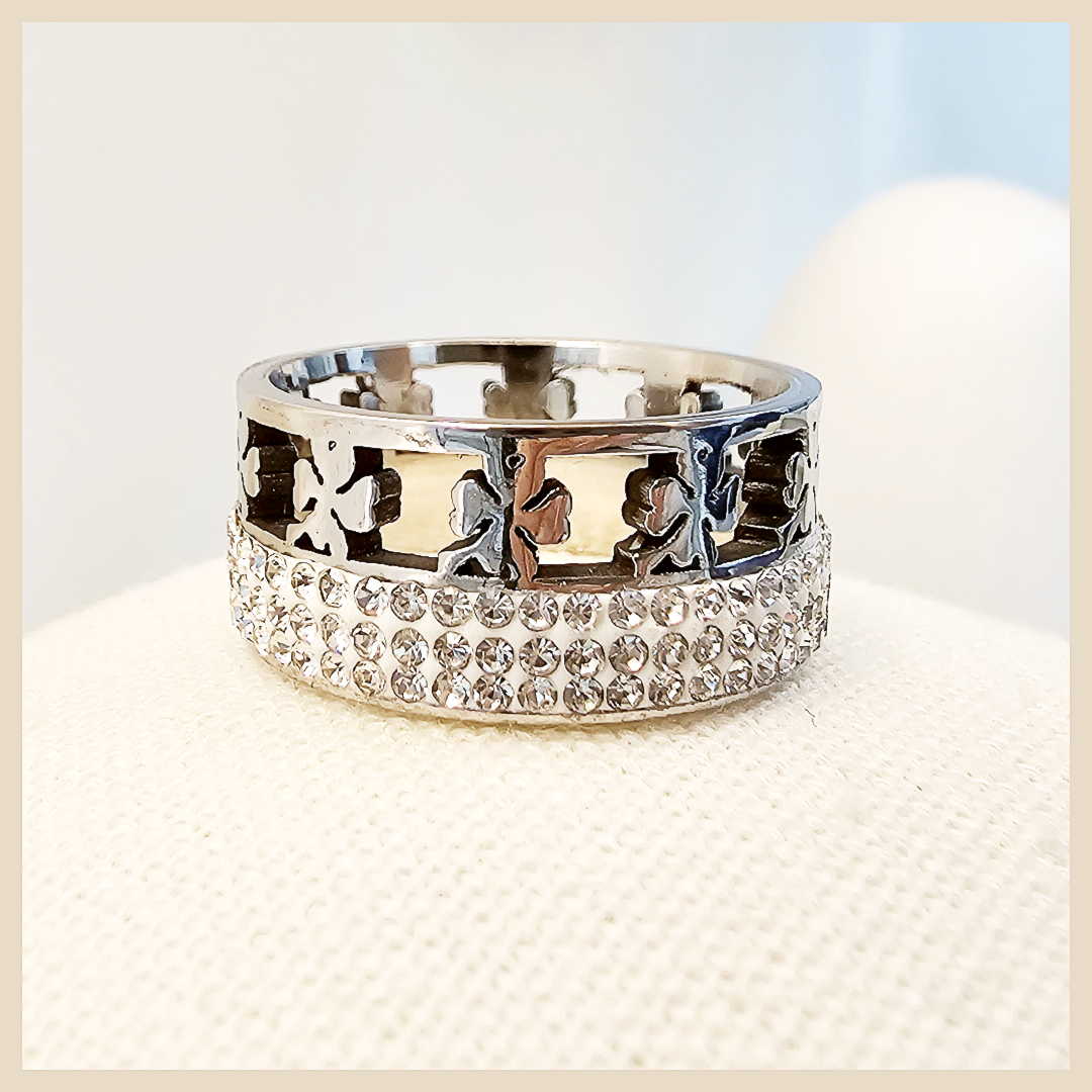 Modern Ceci lucky clover ring in titanium steel, perfect for daily luxury wear with a sleek gold-plated finish that feels stylish and enduring.
