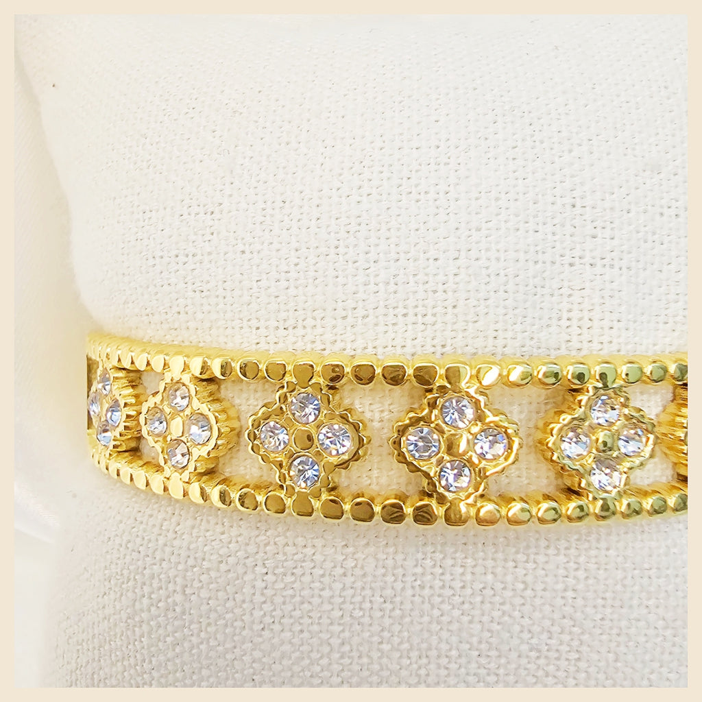 Modern Leja zircon shine bangle in 18K gold-plated stainless steel, perfect for women who want a clean, sophisticated look with radiant sparkle.