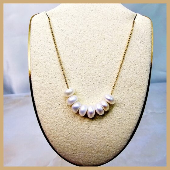 Modern long pearl necklace inspired by Dubai fashion, adding effortless sophistication to both everyday outfits and evening wear.