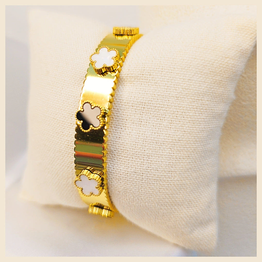 Modern openable crystal bracelet in 18K gold-plated stainless steel, made for Dubai-style looks that pair effortlessly with day-to-night outfits.