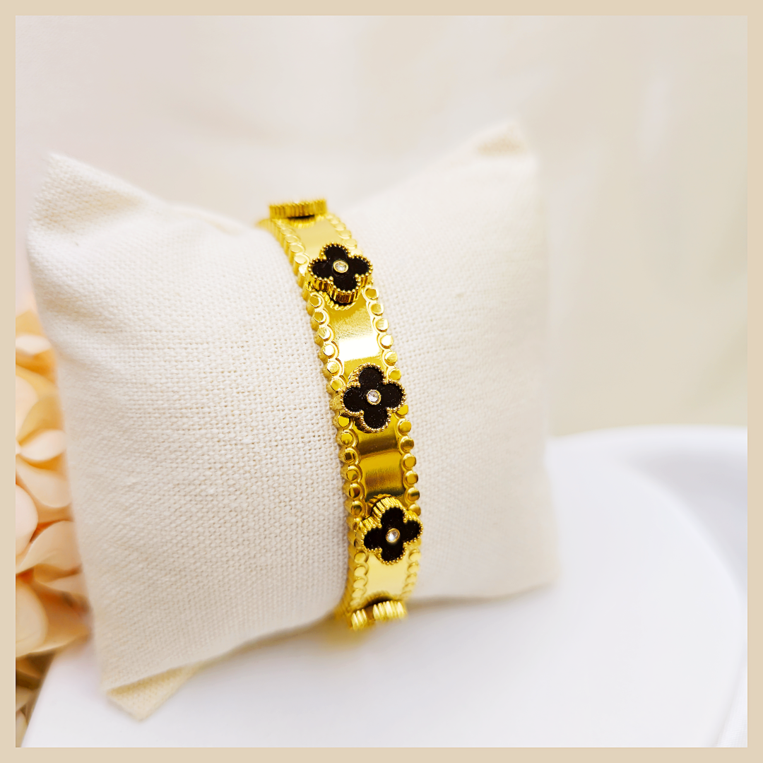 Non-tarnish clover bangle designed for lasting shine, making it an ideal luxury gift for Eid, anniversaries, or personal indulgence.