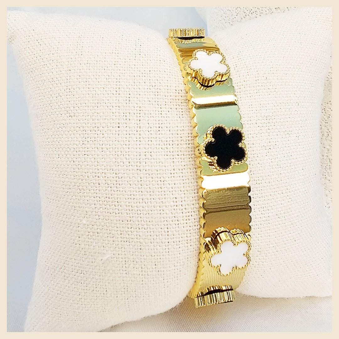 Openable 18K gold-plated crystal bangle bracelet in stainless steel, a polished piece made for women who want elegant sparkle with everyday durability.