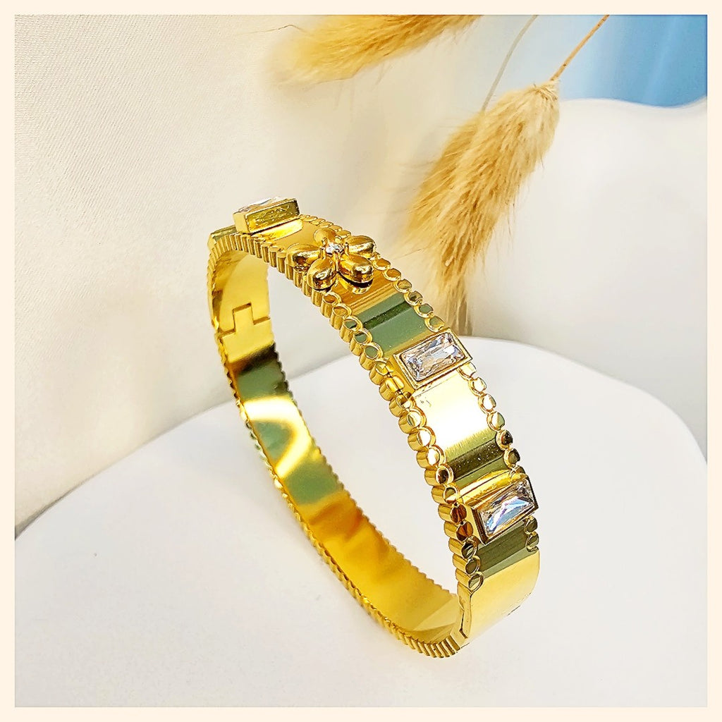 Premium 18K gold and platinum plated bangle, created for buyers who value durability, trust, and refined shine in fine jewellery.