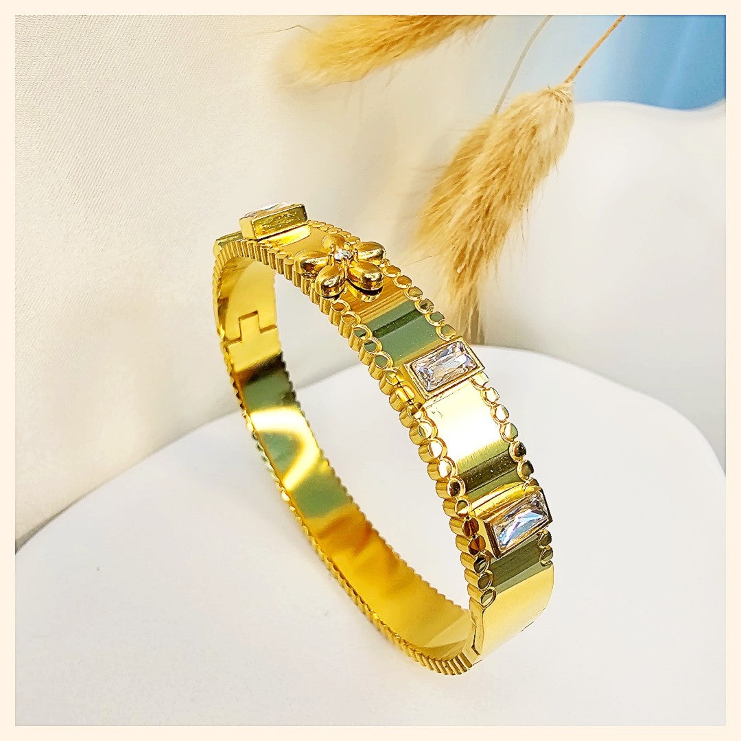 Premium 18K gold and platinum plated bangle, created for buyers who value durability, trust, and refined shine in fine jewellery.