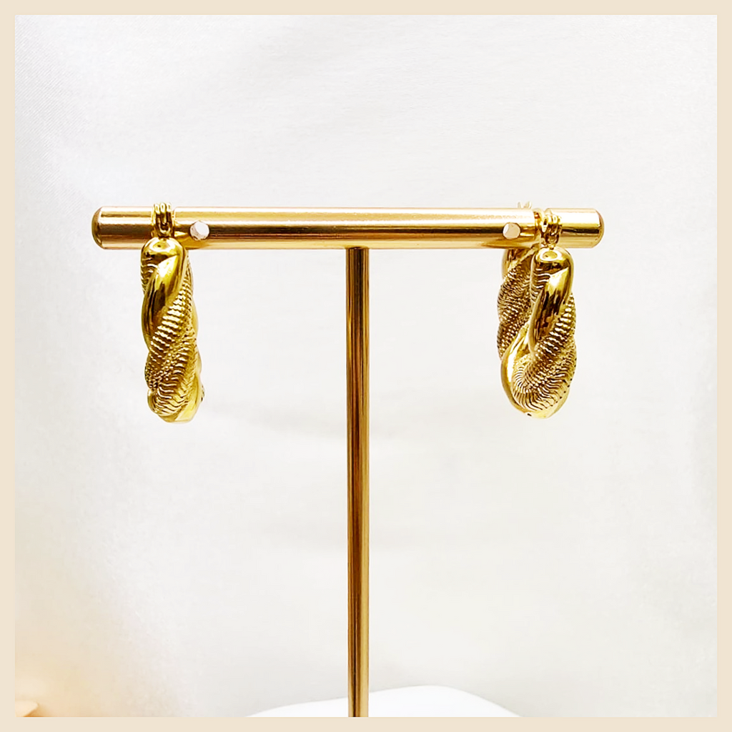 Premium Arla Mobius hoop earrings in sterling silver, a gift-ready pair for birthdays, Eid, anniversaries, or meaningful moments that deserve lasting beauty.