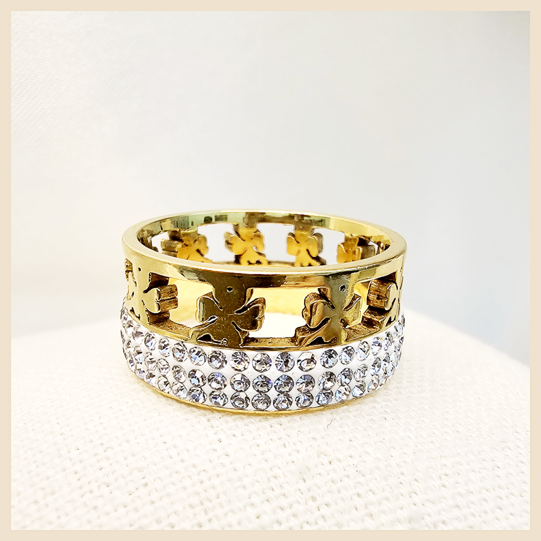 Premium Ceci clover promise ring in gold-plated titanium steel, crafted for women seeking trusted quality, delicate sparkle, and an exclusive luxury feel.