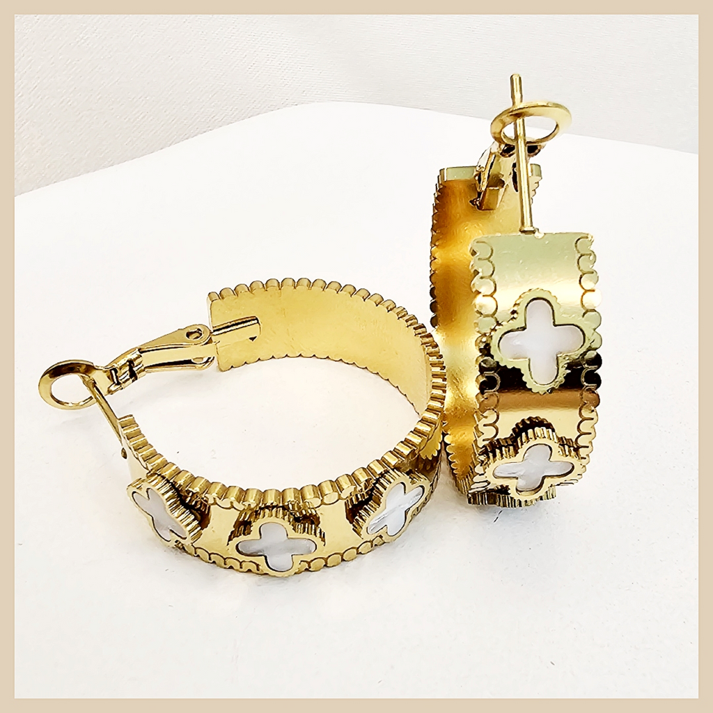 Premium Dana four-leaf clover hoop earrings, gift-ready for birthdays, Eid, or anniversaries with a sparkling detail that feels truly special.
