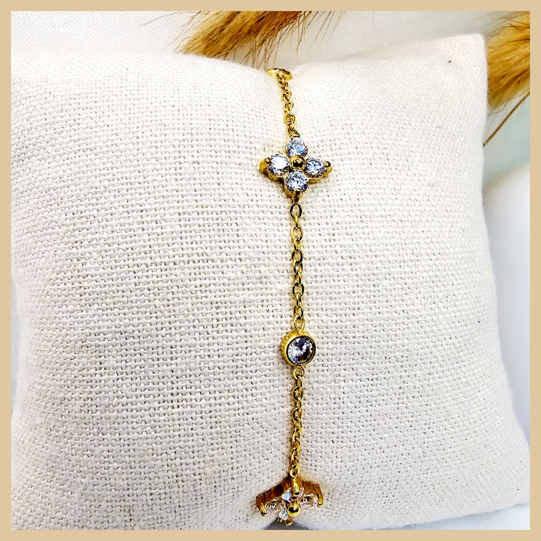 Premium Fola 18K gold-plated clover crystal bracelet, created for women who value trusted quality, timeless beauty, and a sophisticated jewellery look.