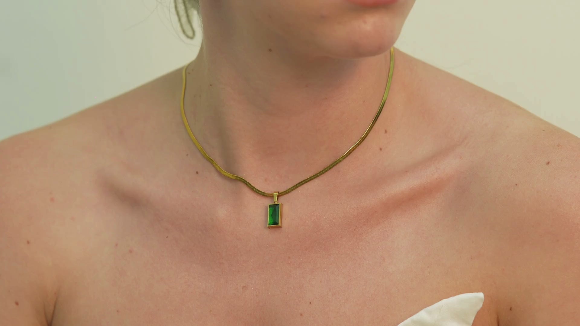 Green cubic zirconia pendant necklace by Amor, a graceful gold chain piece that feels gift-worthy for her and beautifully suited to daily wear.