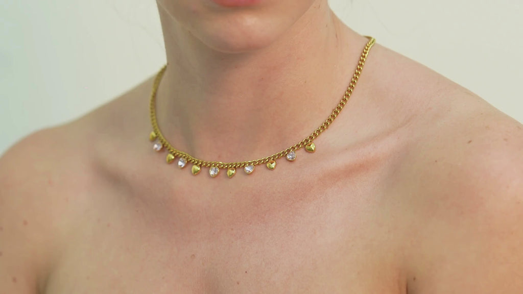 Minimalist gold heart necklace created for women who value subtle luxury, making a thoughtful gift choice for birthdays, anniversaries, or meaningful celebratio