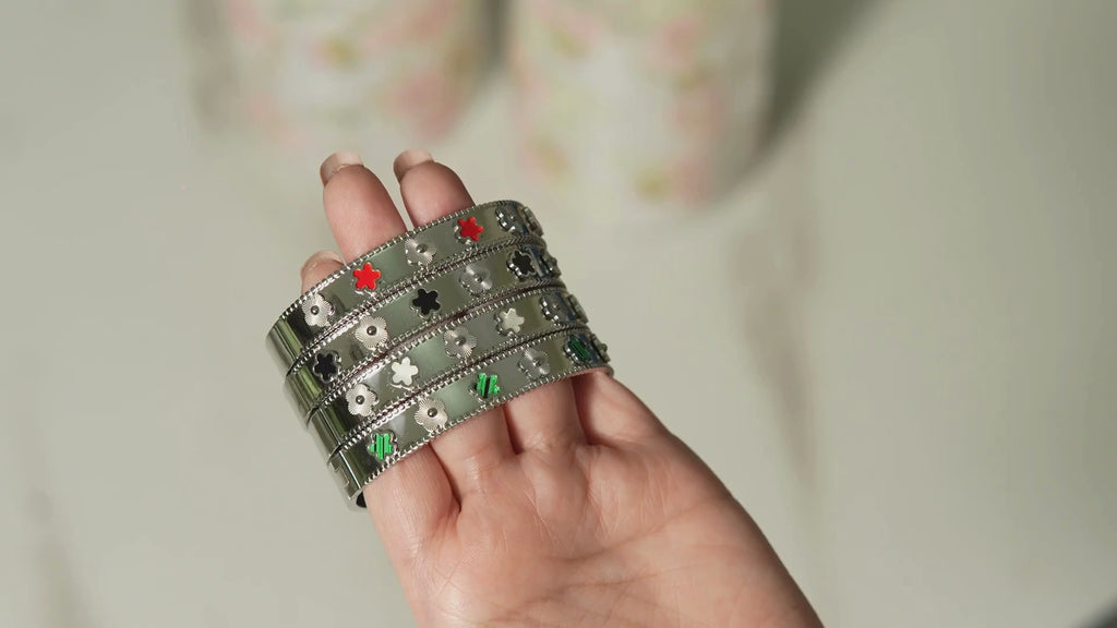 Deah Clover Star Bangle