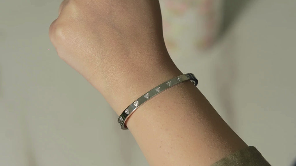 Elda Engraved Heart Bangle