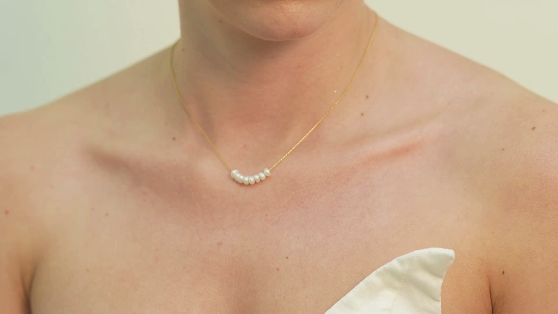 Elegant pearl drop necklace designed for Dubai women seeking refined sophistication and a delicate statement of feminine confidence.