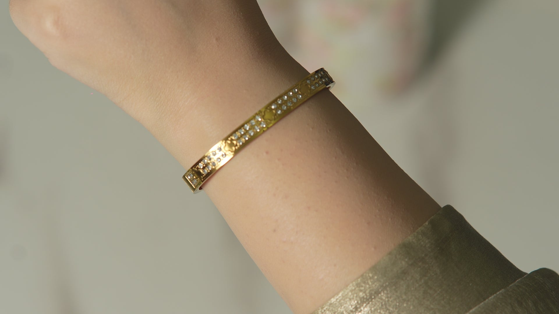 Stylish gold cuff bangle designed as a premium anniversary or wedding gift, offering elegant sparkle and sophisticated charm for women across the UAE.