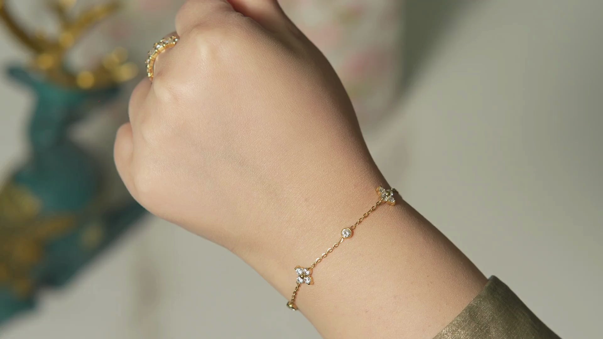 fola-openable-crystal-bracelet-18k-gold-plated-clover-bangle-for-women-uae.