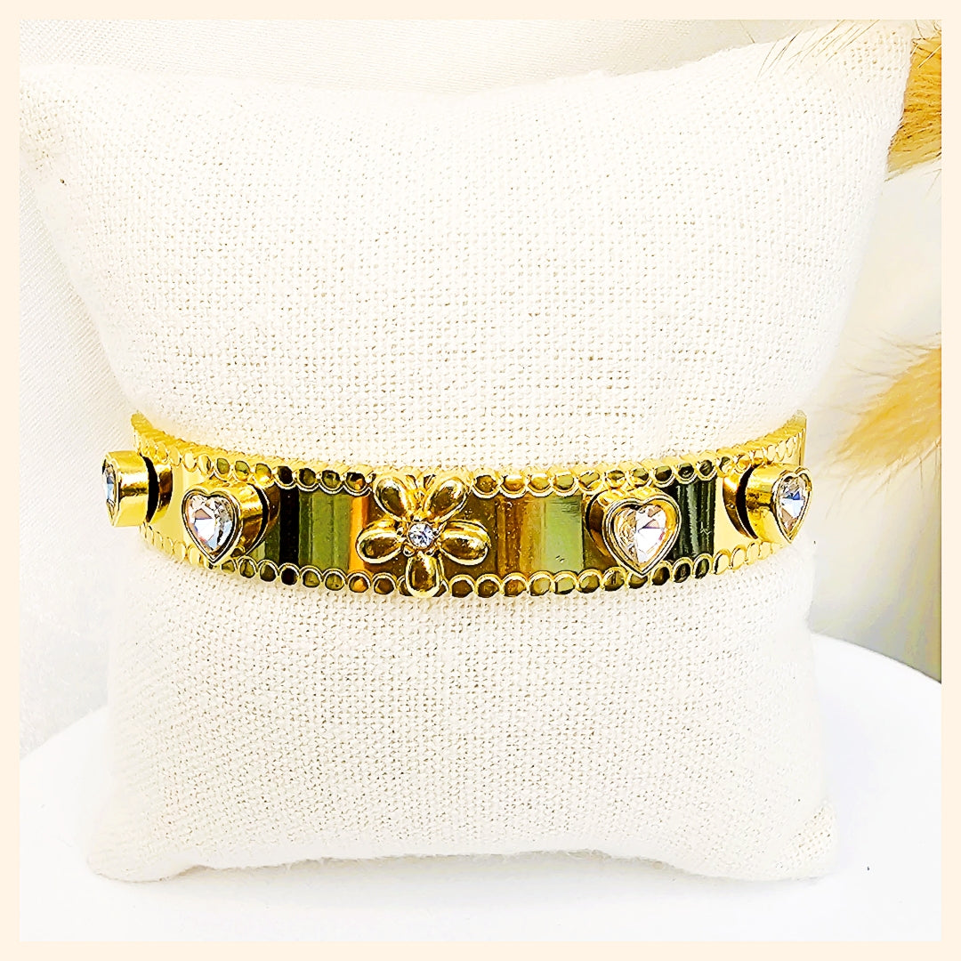 Sparkling flower bangle designed for date nights and romantic outings, blending feminine elegance with confident modern style.