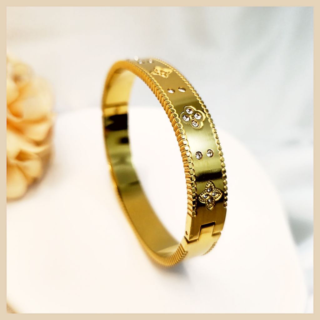 Sparkling zircon nail bangle from Babs, an 18K gold-plated stainless steel cuff that elevates evening outfits and photographs beautifully.