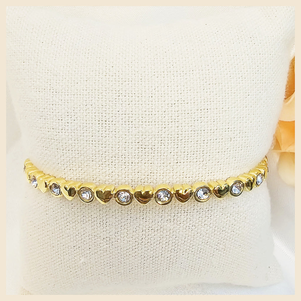 Modern vintage gold link bracelet for women, marrying nostalgic design with contemporary polish to elevate any outfit with subtle prestige.