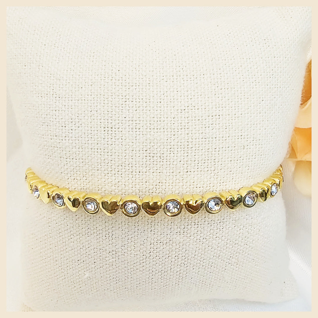 Modern vintage gold link bracelet for women, marrying nostalgic design with contemporary polish to elevate any outfit with subtle prestige.