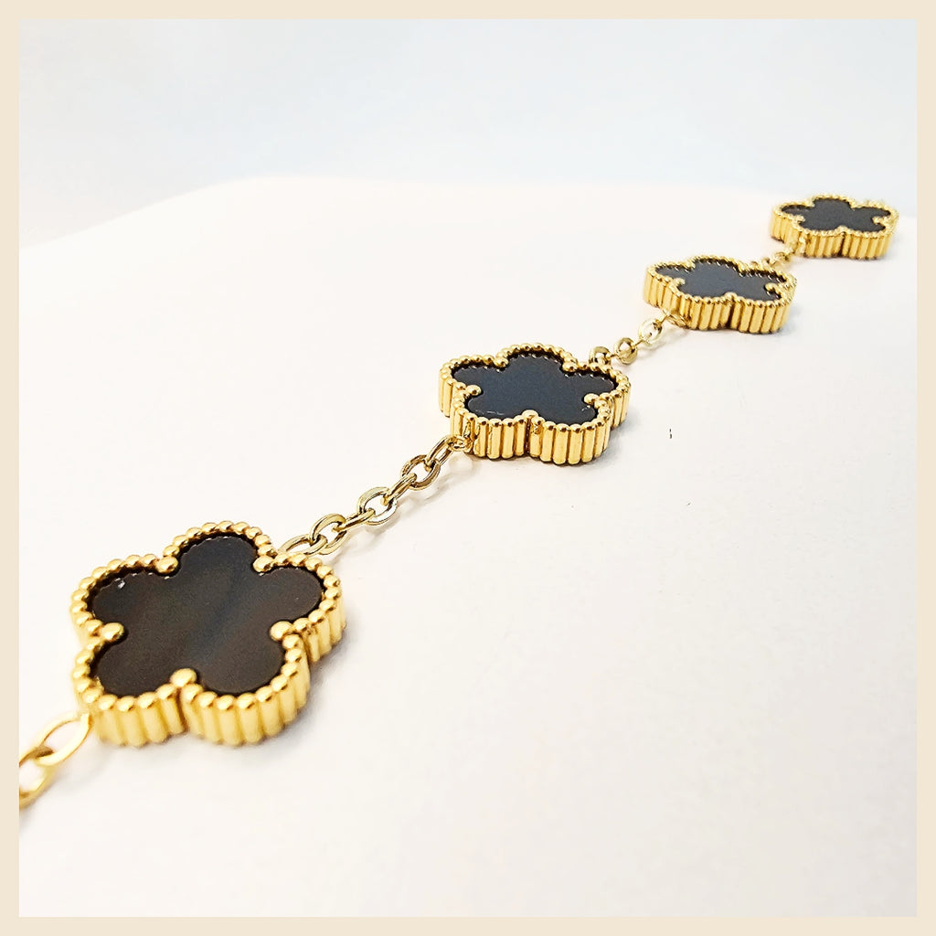 Top Kiri clover crystal bracelet with 18K gold-plated shine, a refined openable piece that feels gift-worthy, polished, and beautifully feminine.
